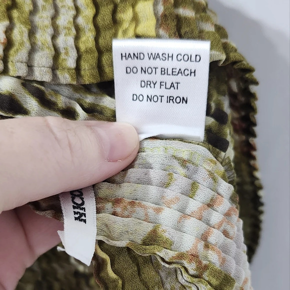 Nicola‎ Womens Crinkle Top Size XL Green Animal Print Scrunch Mobwife 90s Y2K - Picture 7 of 7